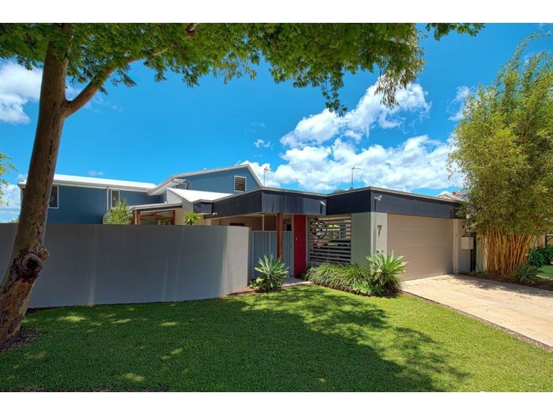 7 Tumbi Street, Broadbeach Waters QLD 4218
