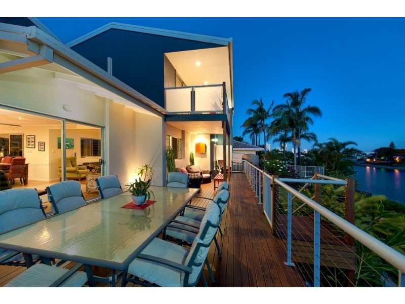 7 Tumbi Street, Broadbeach Waters QLD 4218