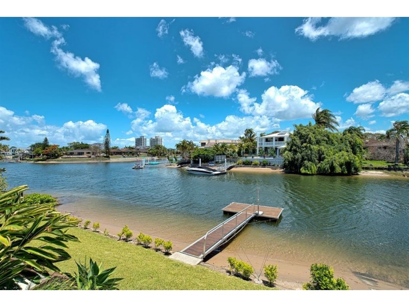 7 Tumbi Street, Broadbeach Waters QLD 4218