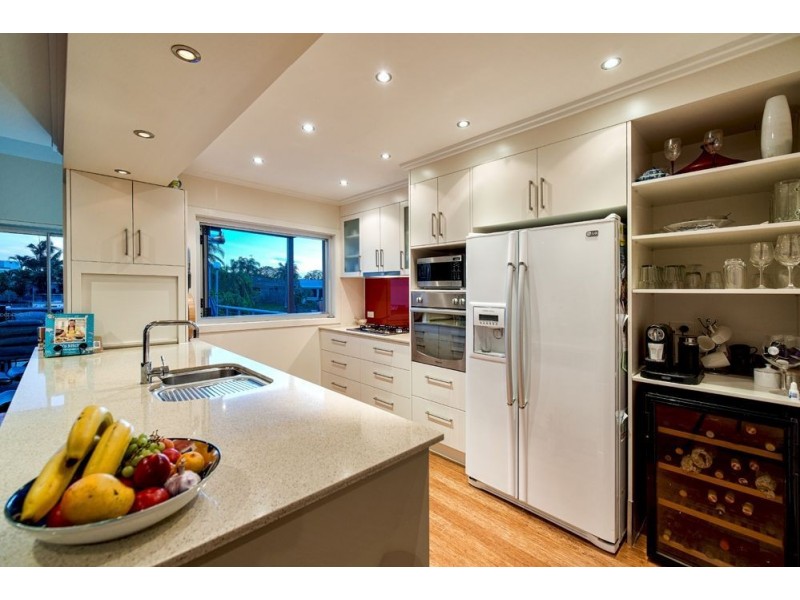 7 Tumbi Street, Broadbeach Waters QLD 4218