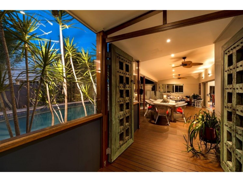 7 Tumbi Street, Broadbeach Waters QLD 4218