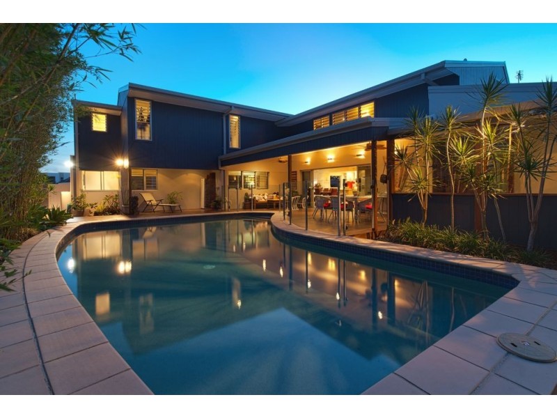 7 Tumbi Street, Broadbeach Waters QLD 4218