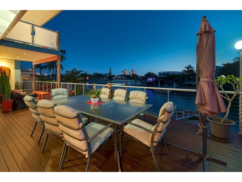 7 Tumbi Street, Broadbeach Waters QLD 4218