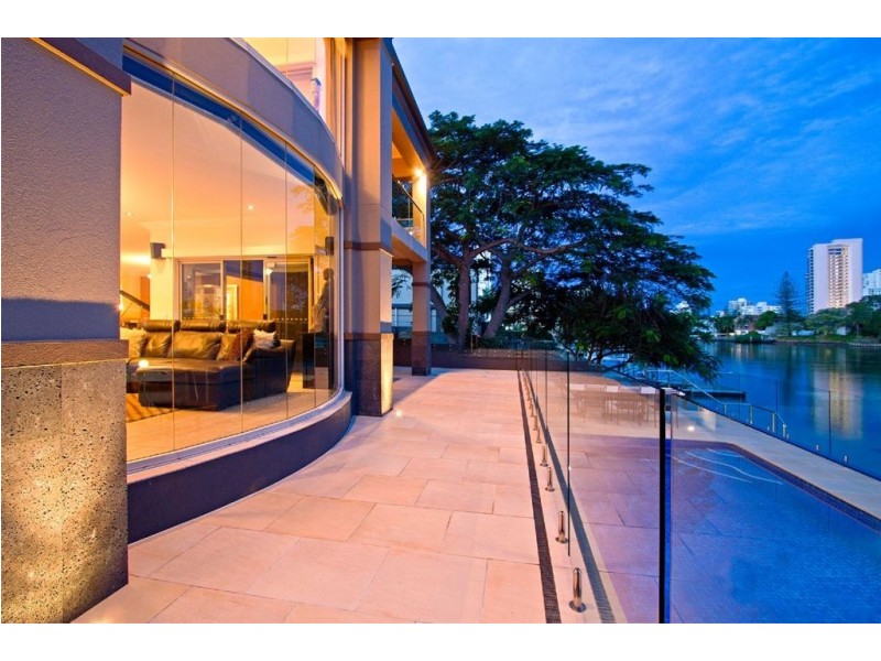 86 Amalfi Drive, Isle Of Capri QLD 4217