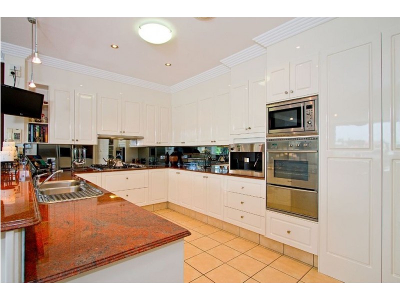 86 Amalfi Drive, Isle Of Capri QLD 4217