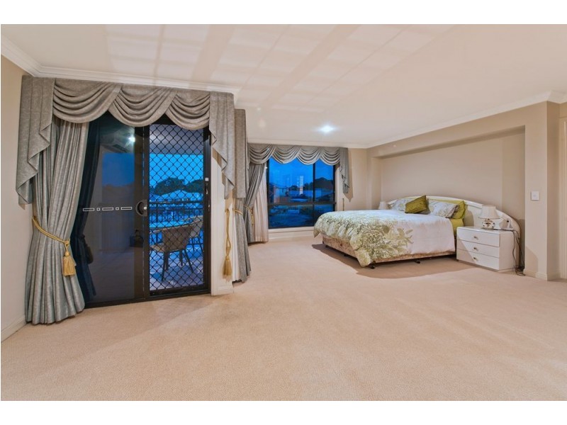 20 Merrimac Blvd, Broadbeach Waters QLD 4218