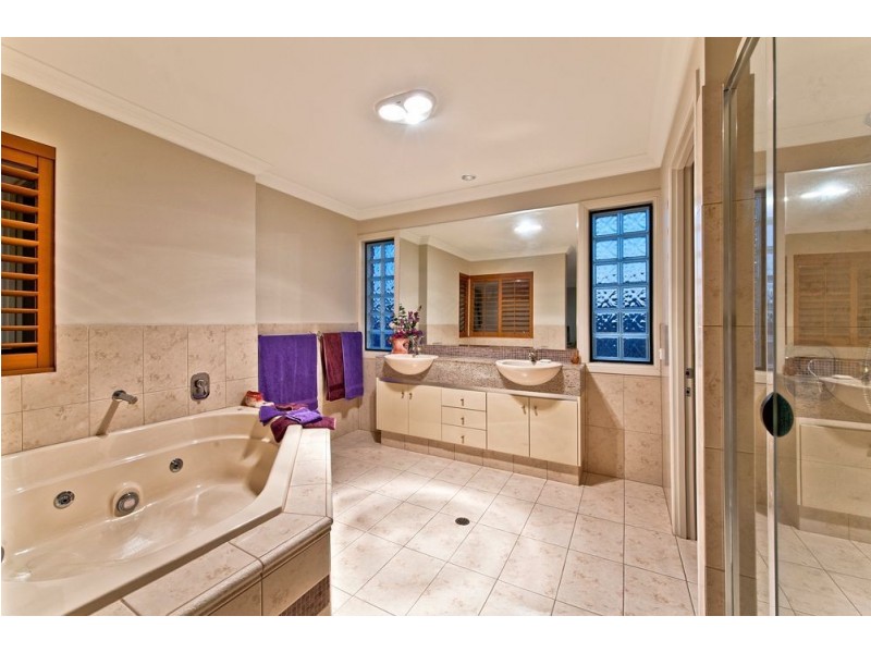 20 Merrimac Blvd, Broadbeach Waters QLD 4218