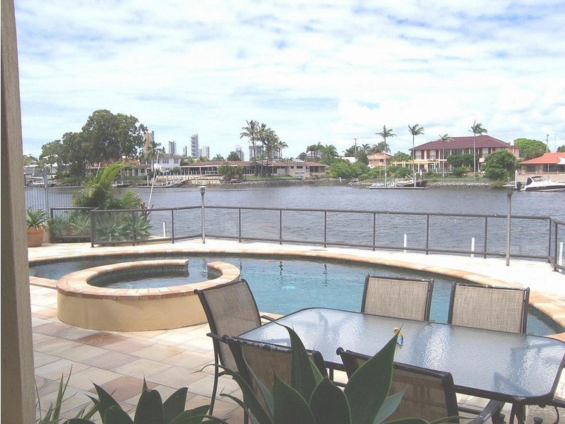 120 Amalfi Drive, Isle Of Capri QLD 4217