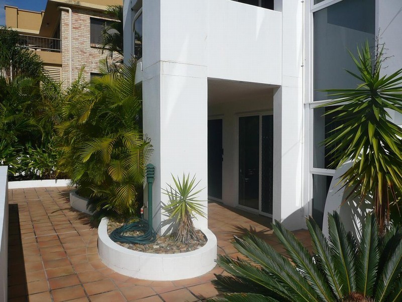 2/96 Stanhill Drive, Chevron Island QLD 4217