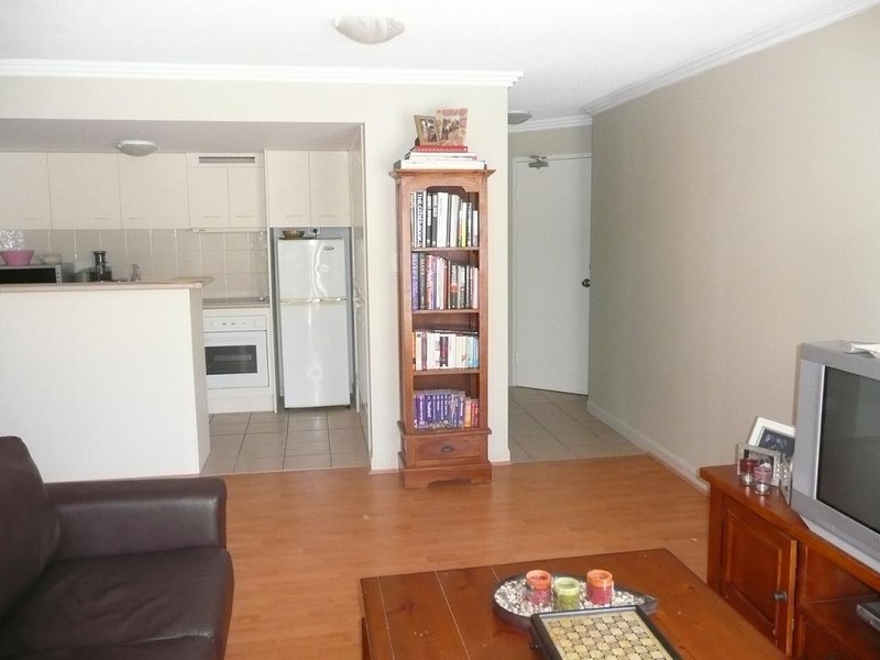 2/96 Stanhill Drive, Chevron Island QLD 4217