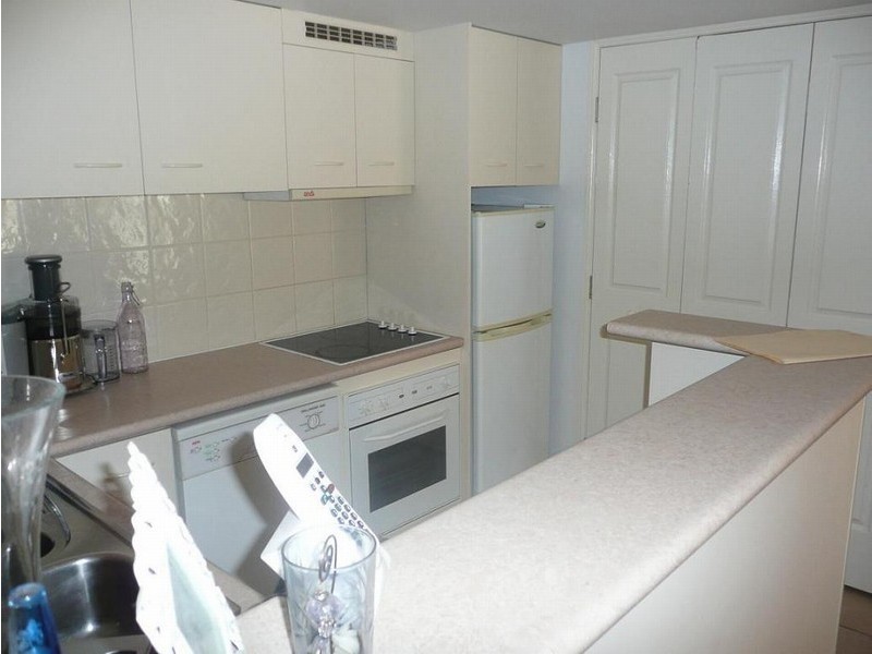 2/96 Stanhill Drive, Chevron Island QLD 4217