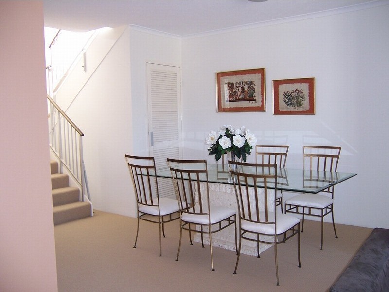 11/2 Stanhill Drive, Chevron Island QLD 4217