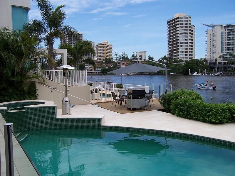 52 Amalfi Drive, Isle Of Capri QLD 4217