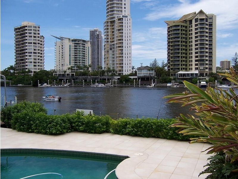 52 Amalfi Drive, Isle Of Capri QLD 4217