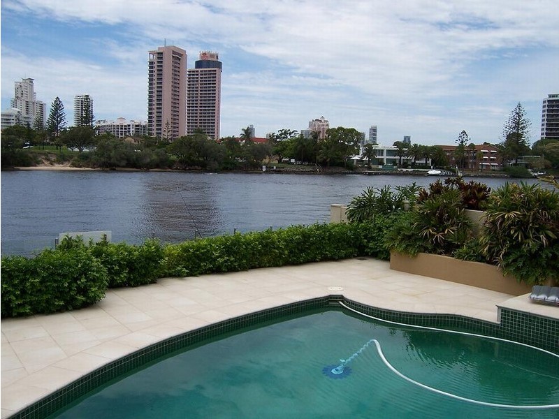 52 Amalfi Drive, Isle Of Capri QLD 4217