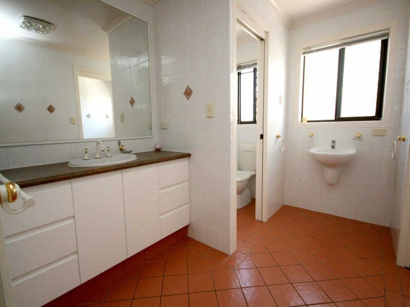 5  Alma St, Broadbeach Waters QLD 4218