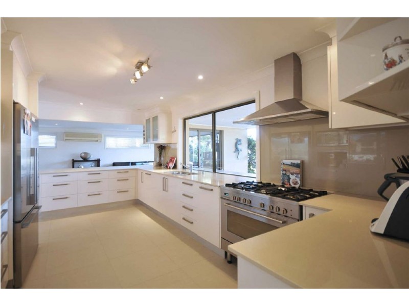 16  Bombala St, Broadbeach Waters QLD 4218