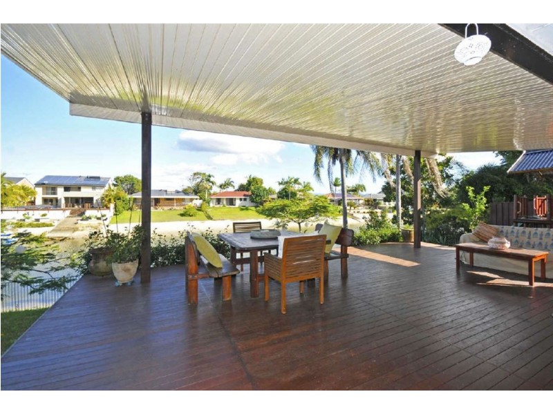 16  Bombala St, Broadbeach Waters QLD 4218