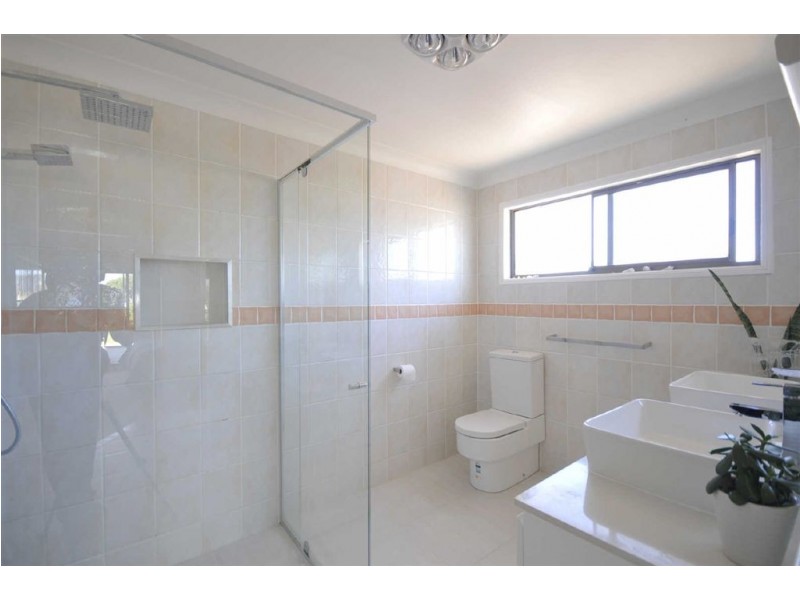 16  Bombala St, Broadbeach Waters QLD 4218