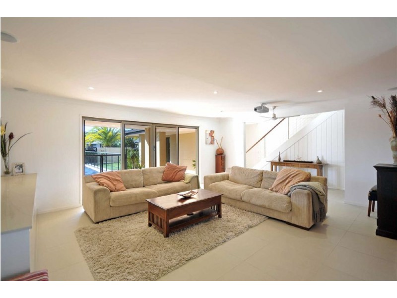 16  Bombala St, Broadbeach Waters QLD 4218