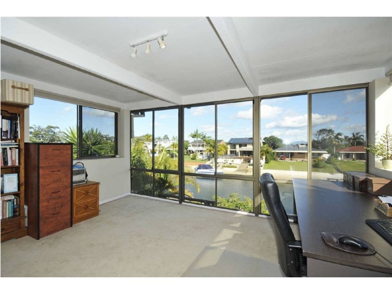 16  Bombala St, Broadbeach Waters QLD 4218
