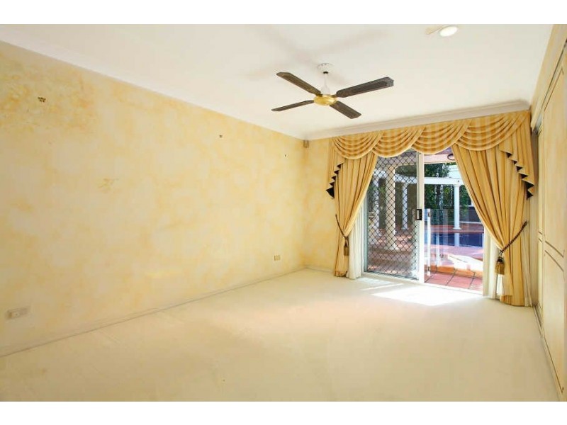 9 McCleary St, Bundall QLD 4217