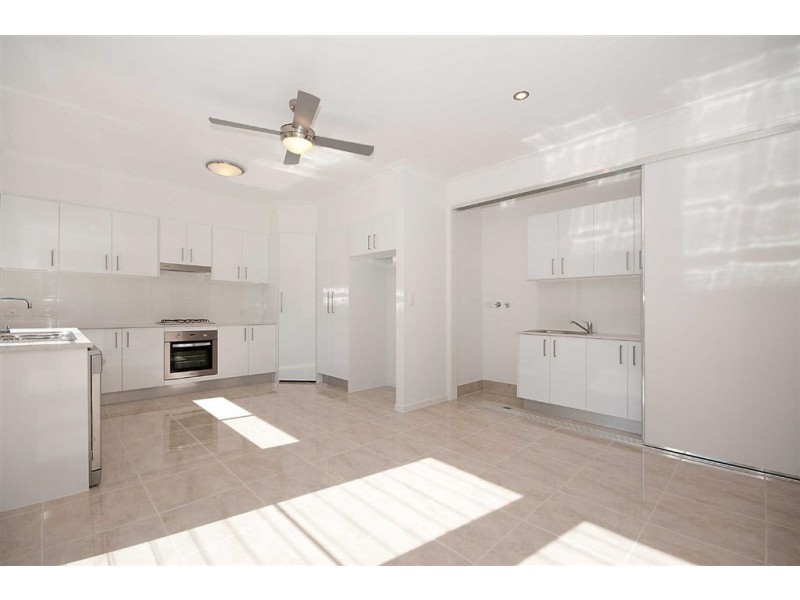 8  Echlin St, Labrador QLD 4215