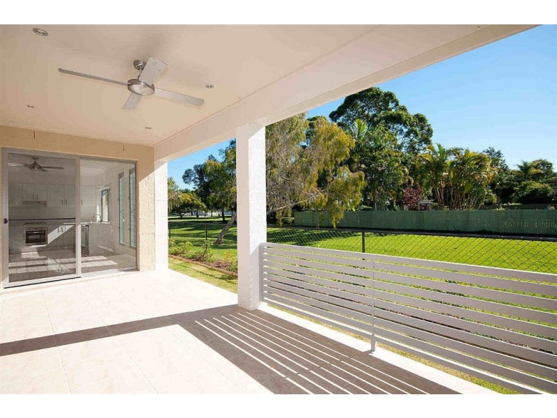 8  Echlin St, Labrador QLD 4215