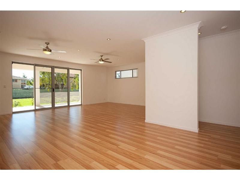 8  Echlin St, Labrador QLD 4215
