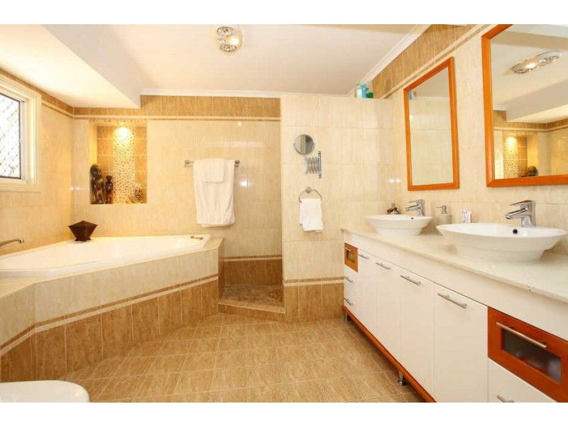 14 Glenbrook Avenue, Benowa QLD 4217