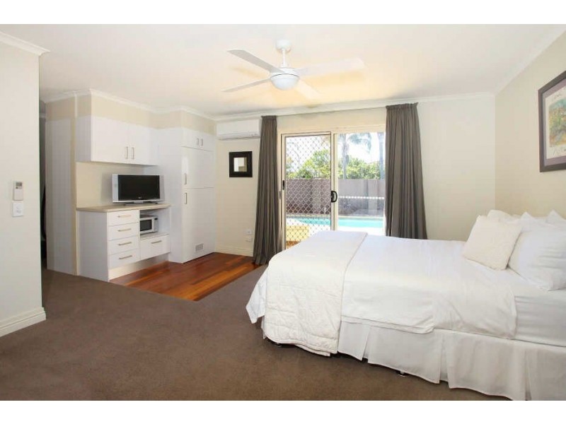 14 Glenbrook Avenue, Benowa QLD 4217