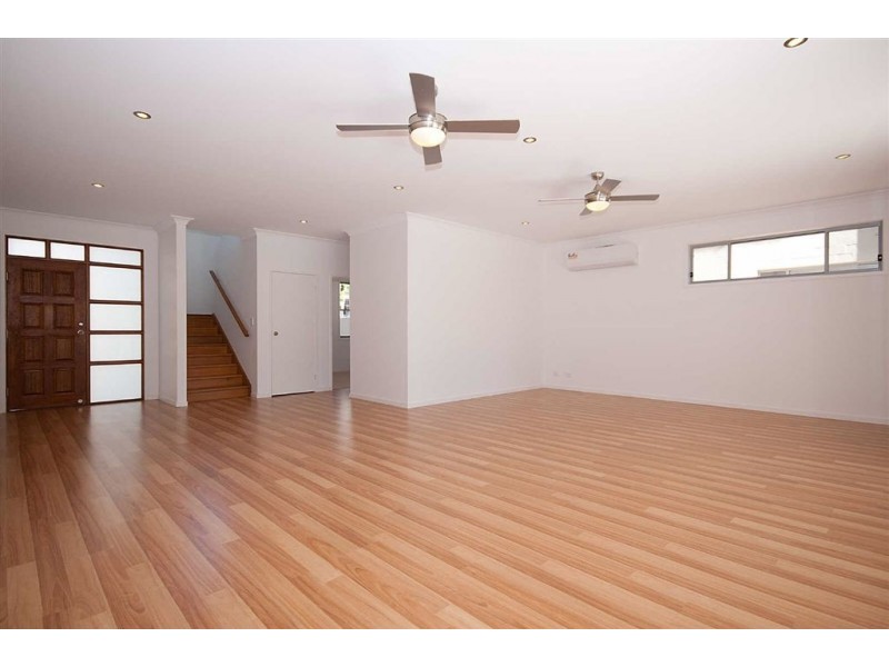 1/8 Echlin St, Labrador QLD 4215