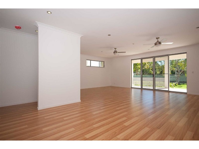 1/8 Echlin St, Labrador QLD 4215