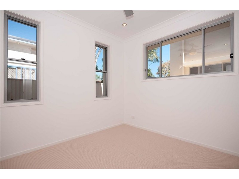 1/8 Echlin St, Labrador QLD 4215