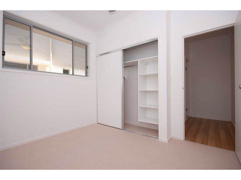 1/8 Echlin St, Labrador QLD 4215