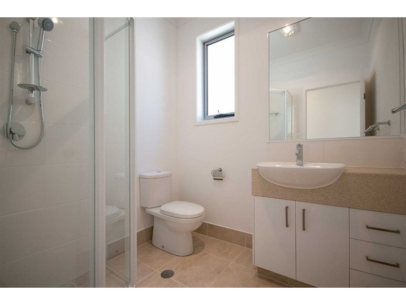 1/8 Echlin St, Labrador QLD 4215