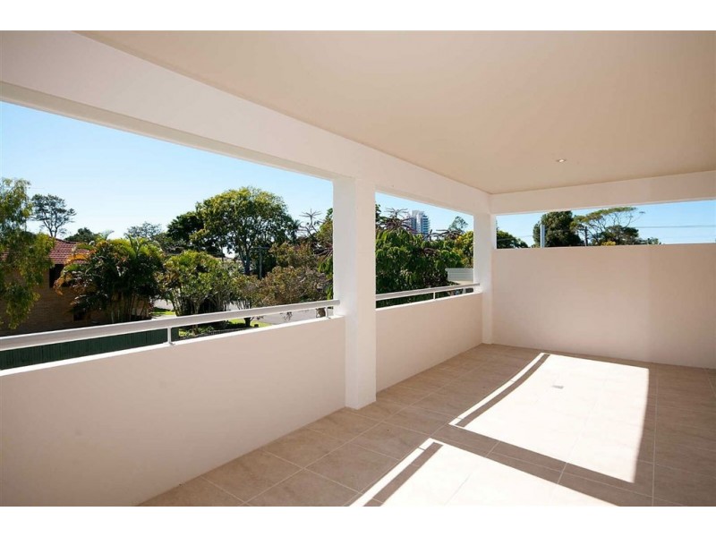 1/8 Echlin St, Labrador QLD 4215