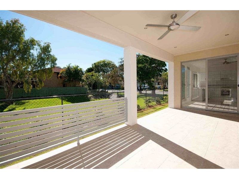 1/8 Echlin St, Labrador QLD 4215