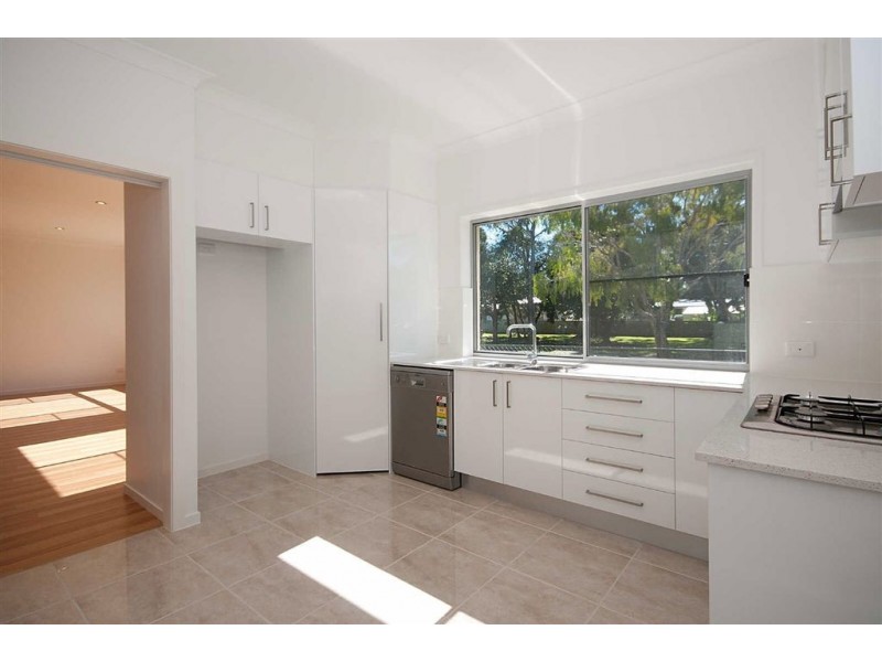 2/8 Echlin St, Labrador QLD 4215