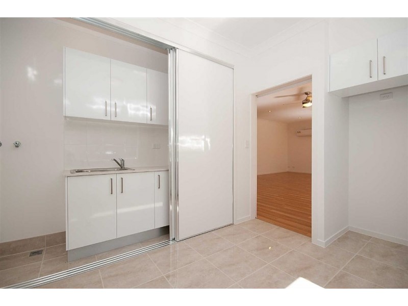 2/8 Echlin St, Labrador QLD 4215