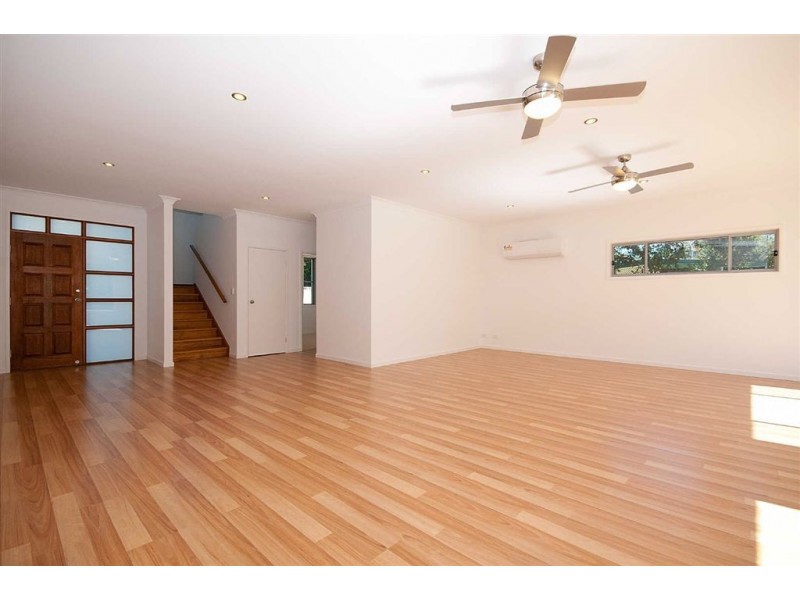 2/8 Echlin St, Labrador QLD 4215
