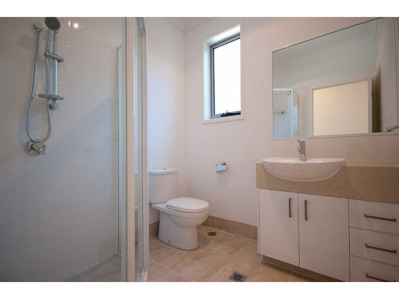 2/8 Echlin St, Labrador QLD 4215