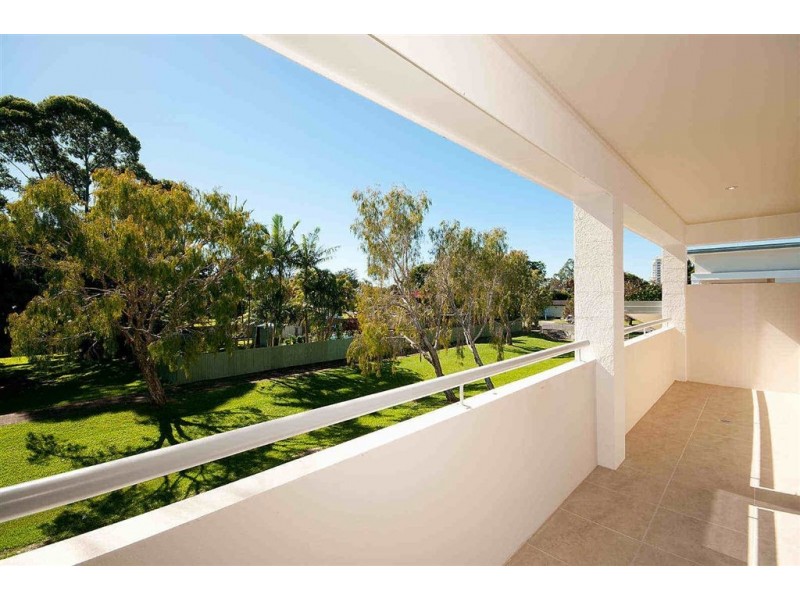 2/8 Echlin St, Labrador QLD 4215