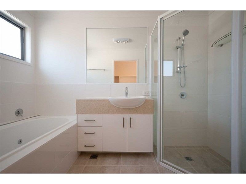 2/8 Echlin St, Labrador QLD 4215
