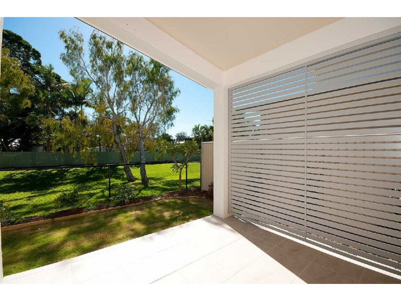 2/8 Echlin St, Labrador QLD 4215