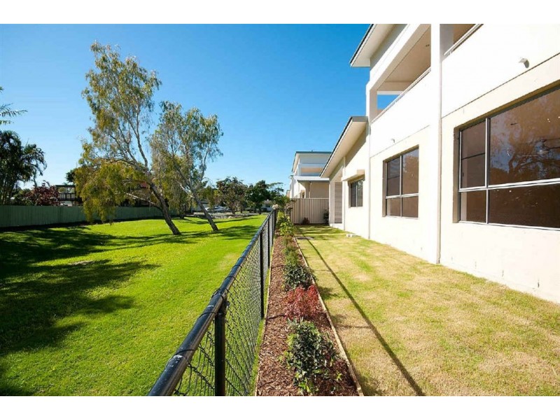 2/8 Echlin St, Labrador QLD 4215