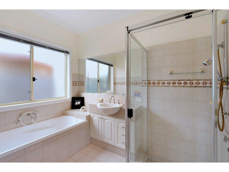 40 Sir Bruce Small Boulvard, Benowa QLD 4217