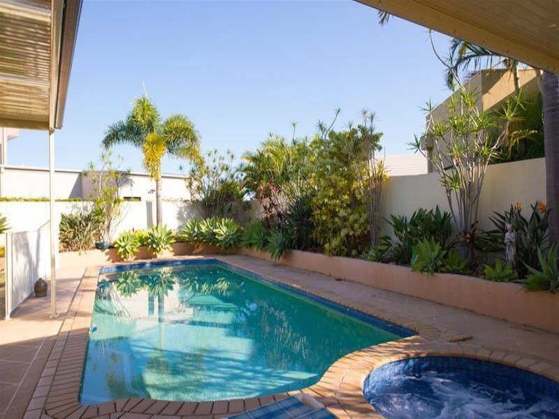 77 Edinburgh Road, Benowa QLD 4217