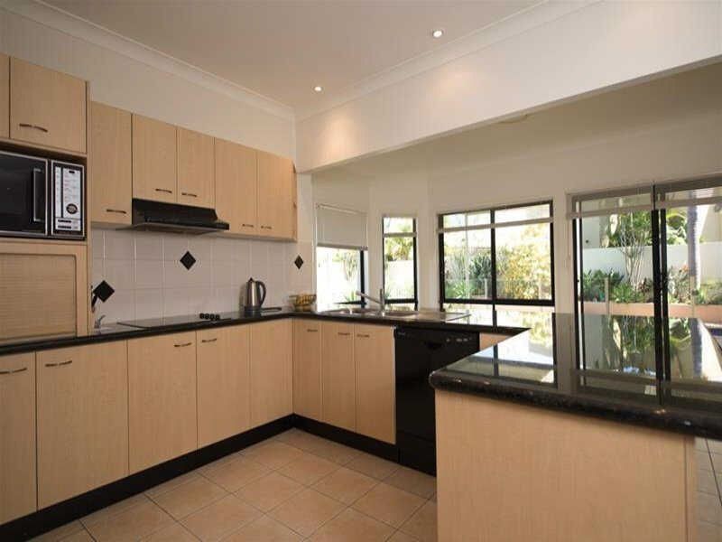 77 Edinburgh Road, Benowa QLD 4217