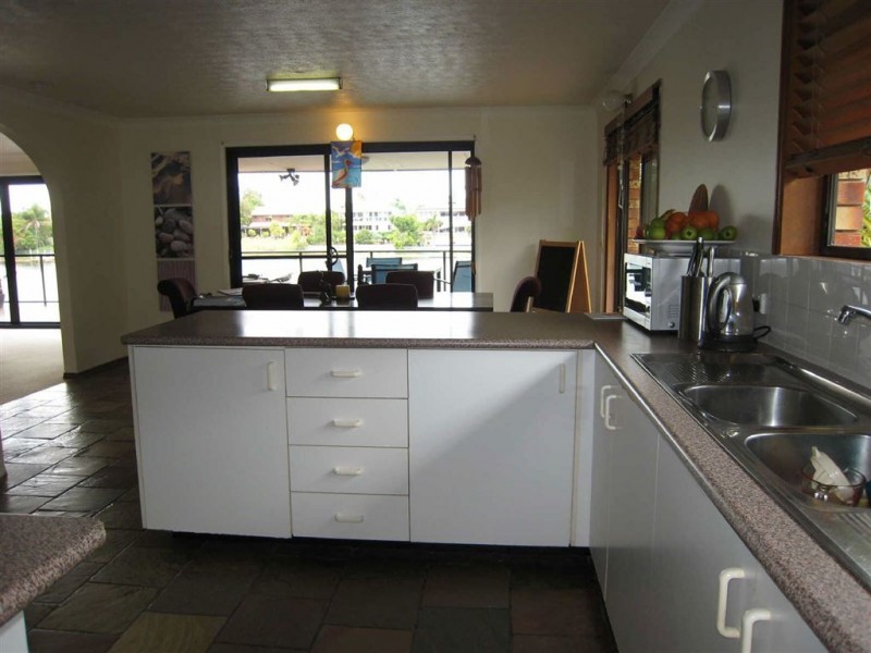 18  Delungra Street, Broadbeach Waters QLD 4218